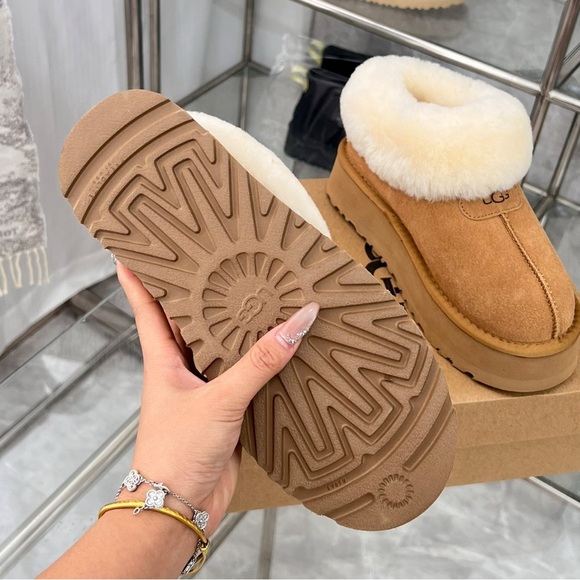UGG Tan Shearling Slippers - Picture 4 of 4
